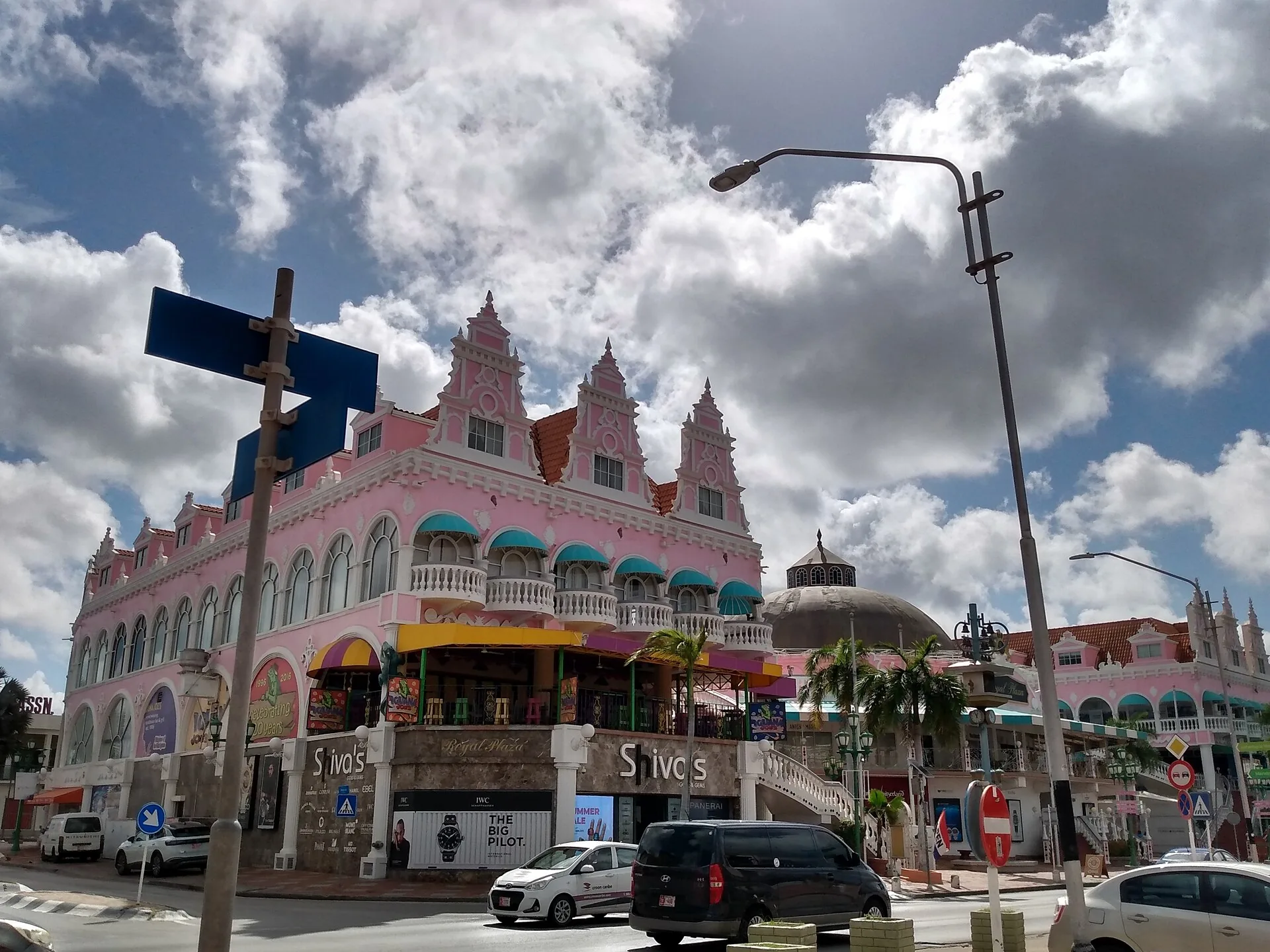 Pastelpanden van Oranjestad: de koloniale stijl van Aruba