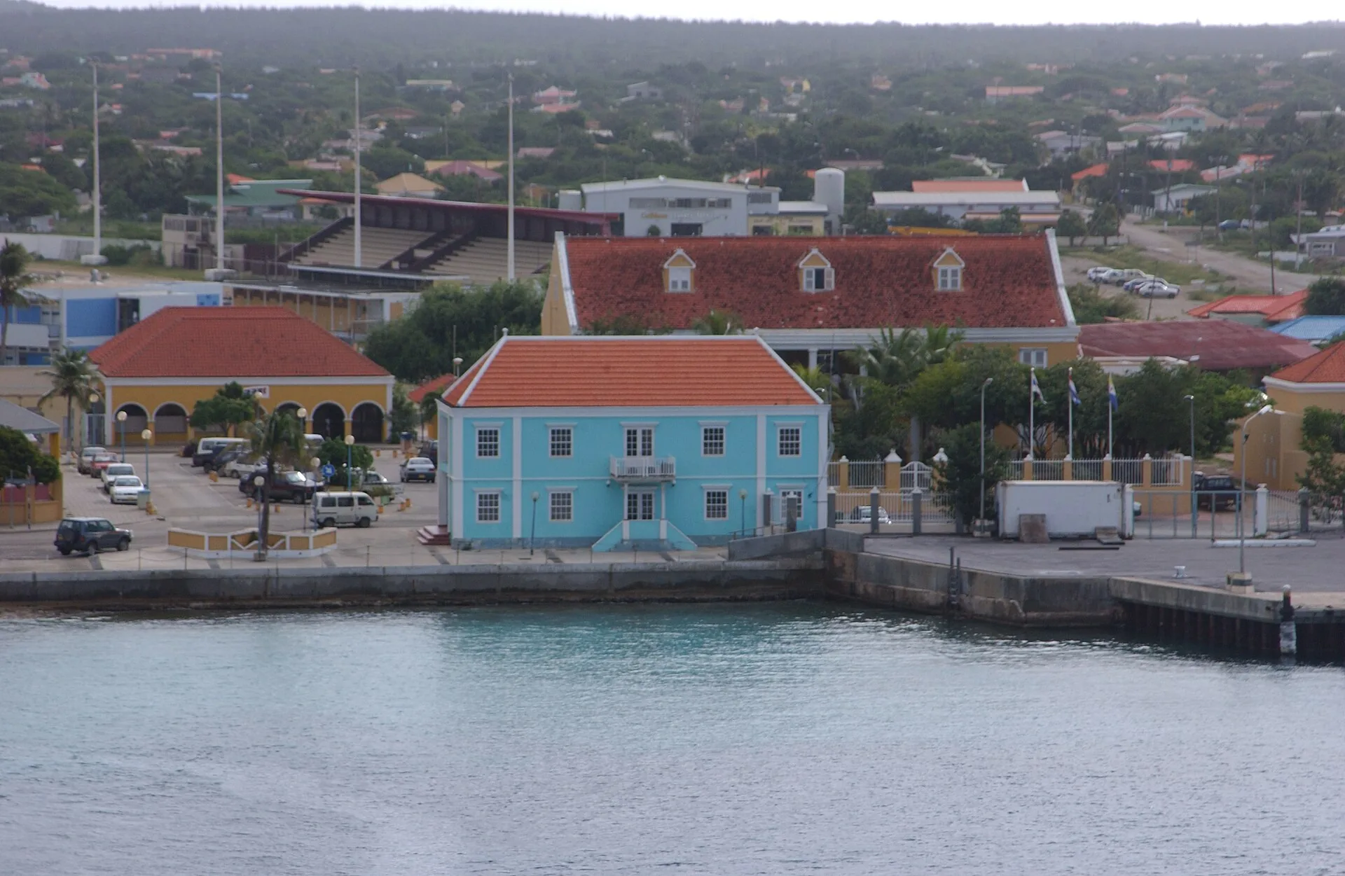 Kust van Kralendijk, Bonaire, met blauwe zee en oever zichtbaar