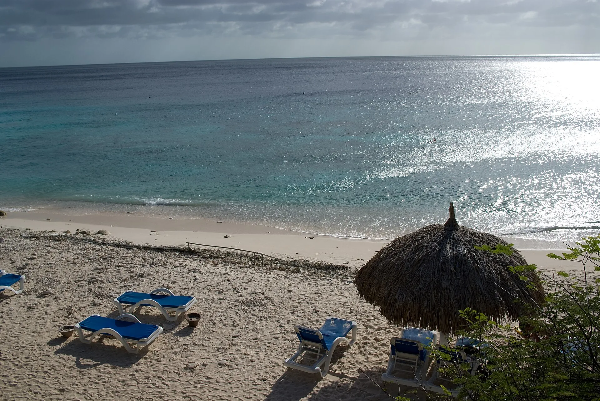 Baai Playa Kalki aan de westkust van Curaçao met helder blauw water
