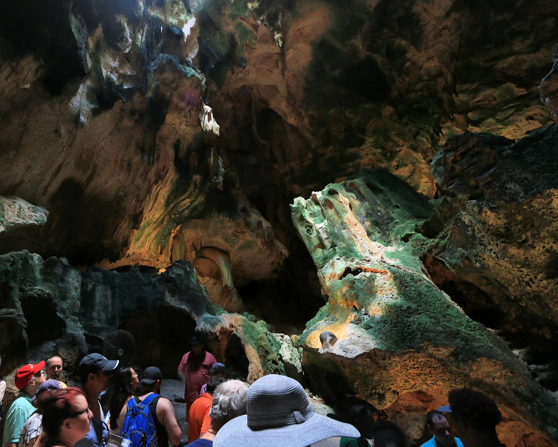 Verlichte druipsteenformaties en stalactieten in de Hato Caves op Curaçao