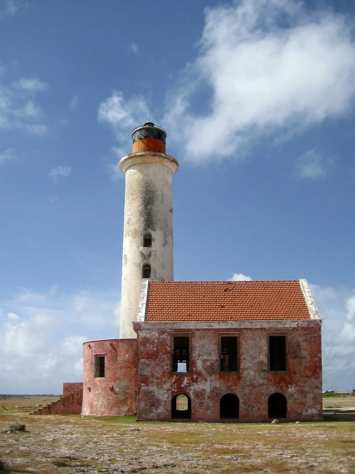 Witte vuurtoren van Klein Curaçao op een vlak onbewoond eiland omringd door turquoise zee