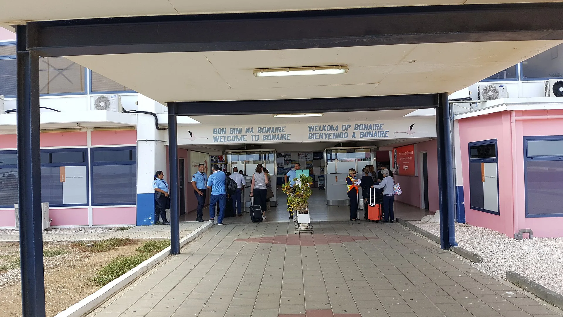 Aankomsthal van Flamingo Airport op Bonaire met welkomstbord Bon Bini na Bonaire in vier talen